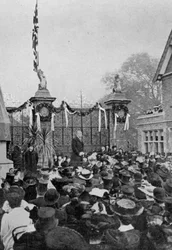 Lord Clarendon Houdt Zijn Toespraak, uit een artikel getiteld Een Gedenkteken van een Groot Leven: Het Salisbury Standbeeld in Hatfield gepubliceerd in The Graphic, 27 oktober 1906
